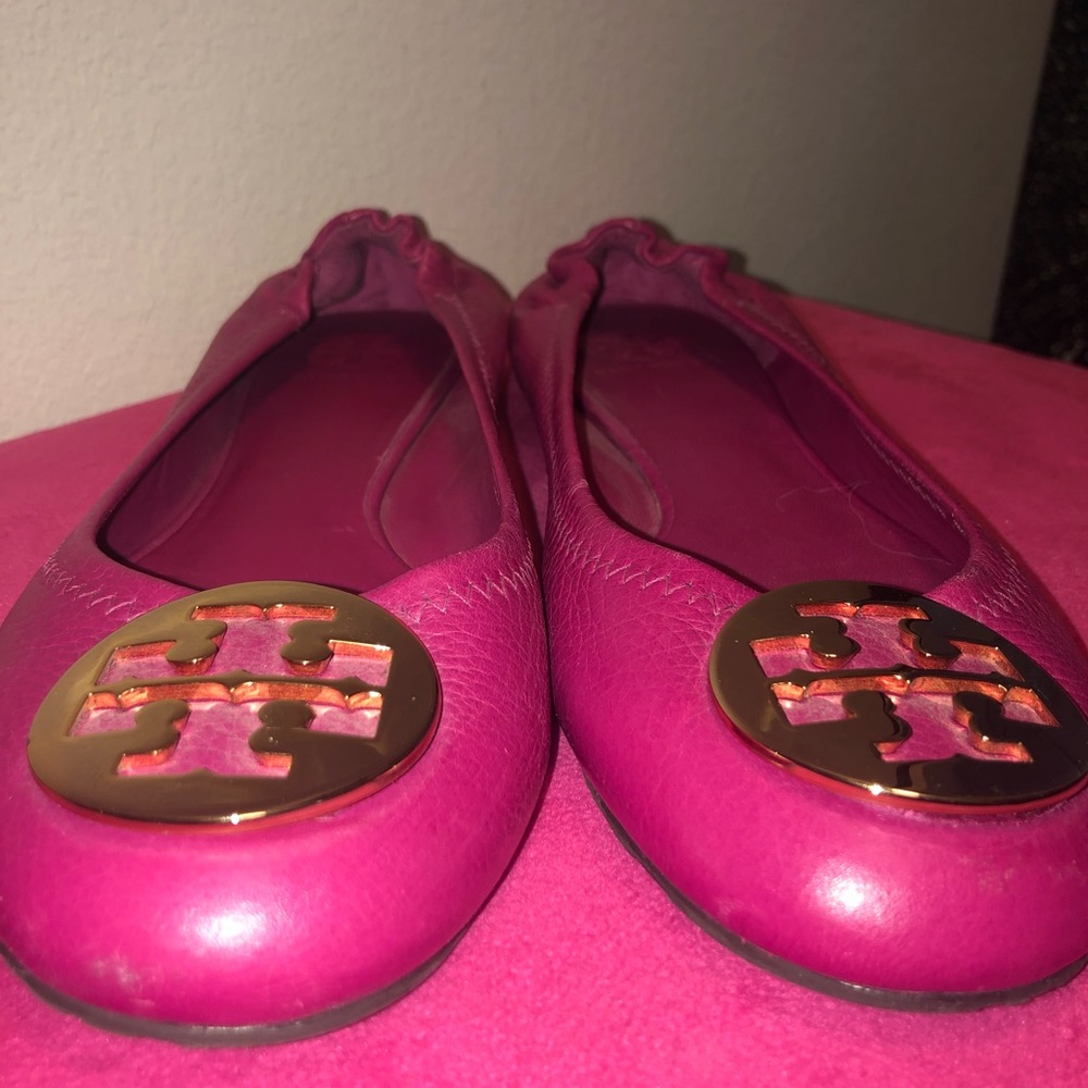 TORY BURCH BALLET FLATS. BRIGHT PINK. ALMOST NEW.